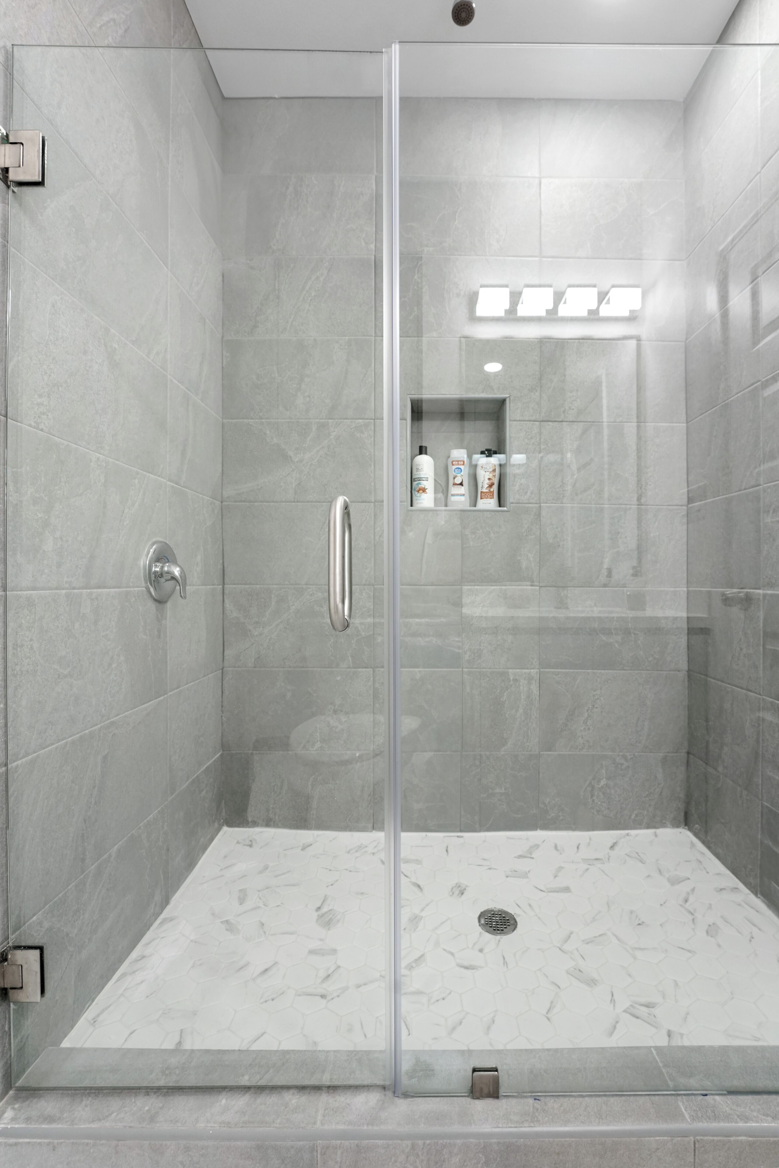 Douche, sèche-cheveux, serviettes fournies, savon
