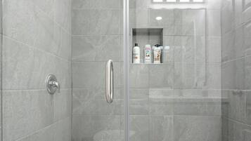 Douche, sèche-cheveux, serviettes fournies, savon