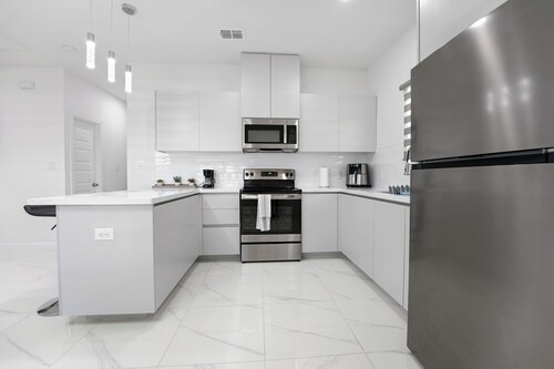 Brand NEW Splendor 2 Bedroom Apartment conveniently located Pharr-McAllen area!