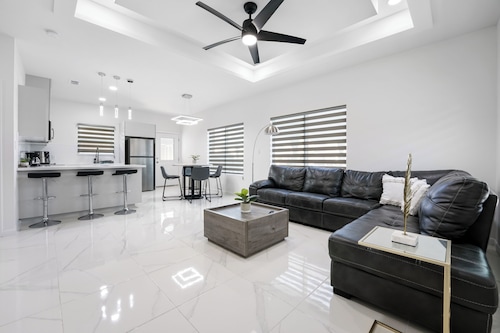 Brand NEW Splendor 2 Bedroom Apartment conveniently located Pharr-McAllen area!