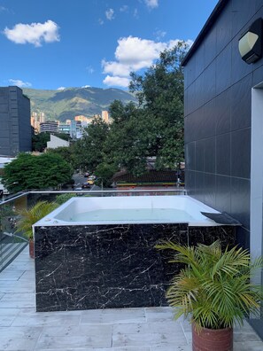 Outdoor spa tub - #9 Suite Icon @ Lleras Park 301 (Medellín)