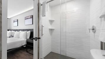 Haartrockner, Handtücher, Seife, Shampoo