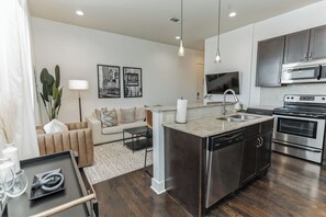 Apartamento, 1 cama de matrimonio grande, cocina, vistas a la ciudad (Park Place) | Cocina privada | Frigorífico, microondas, horno y placa de cocina