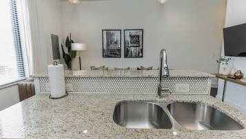 Lägenhet - 1 kingsize-säng - kök - utsikt mot staden (Park Place) | Eget kök | Kylskåp, mikrovågsugn, ugn och spishäll