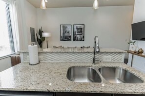 Apartamento, 1 cama de matrimonio grande, cocina, vistas a la ciudad (Park Place) | Cocina privada | Frigorífico, microondas, horno y placa de cocina