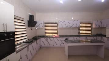 House | Private kitchen | Fridge, microwave, oven, stovetop