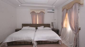 5 bedrooms, iron/ironing board, free WiFi, bed sheets