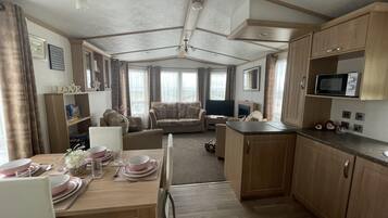 Cabin | Private kitchen | Fridge, microwave, oven, stovetop