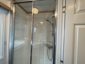 Kabin | Kamar mandi | Shower, pengering rambut, handuk, dan tisu toilet