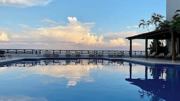 2 albercas al aire libre