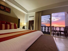 Estudio Deluxe, 1 cama de matrimonio grande, no fumadores, vistas al mar (Kitchenette, Balcony) | Caja fuerte, cortinas opacas, tabla de planchar con plancha