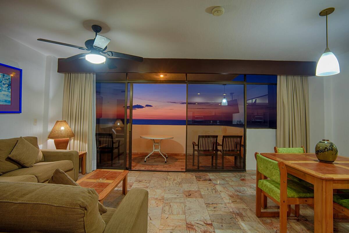 Apartamento, 1 quarto, sacada, de frente para o oceano | Cofres nos quartos, espaço de trabalho para notebook, cortinas blackout