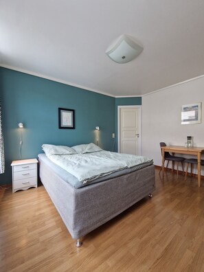 Rideaux occultants, fer et planche à repasser, Wi-Fi gratuit