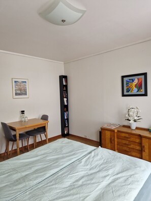 Double Room - Shared bathroom | Cortinas opacas, tabla de planchar con plancha, wifi gratis