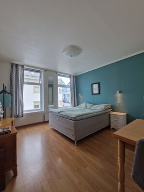 Rideaux occultants, fer et planche à repasser, Wi-Fi gratuit