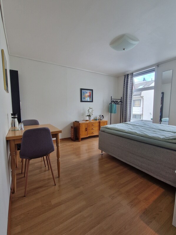 Rideaux occultants, fer et planche à repasser, Wi-Fi gratuit