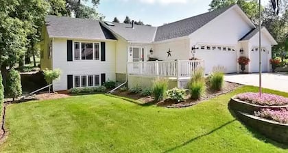 The All Inn: Beautiful 3-bedroom home 1 minute from Shattuck-St. Mary's School!