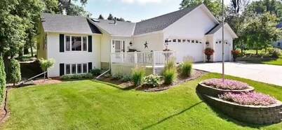 The All Inn: Walk to Shattuck, Spacious 3BR Home, Sleeps 8, Perfect for Families