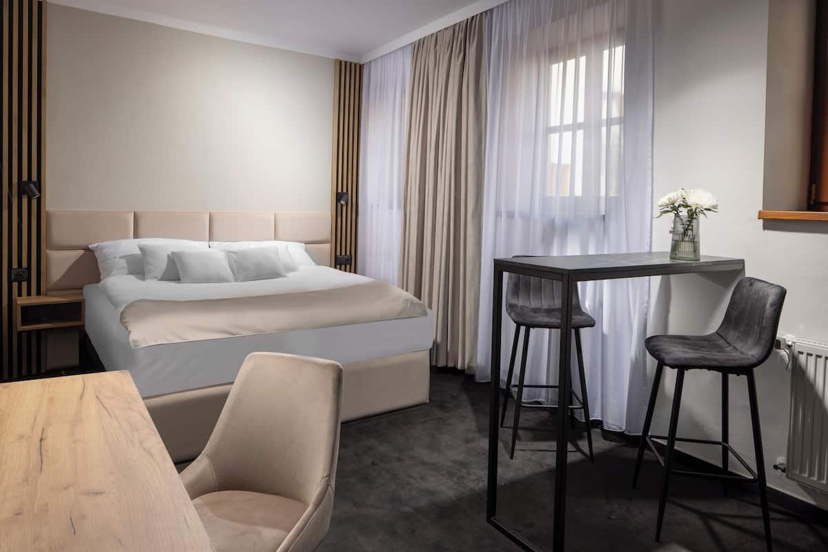 Standaard appartement | 1 slaapkamer, donzen dekbedden, een bureau, een laptopwerkplek