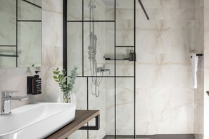 Dusche, kostenlose Toilettenartikel, Haartrockner, Handtücher