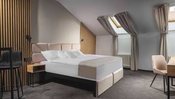 Una camera da letto moderna con un letto, una scrivania, una sedia e un termosifone.