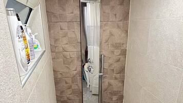 Haartrockner, Handtücher, Seife, Shampoo