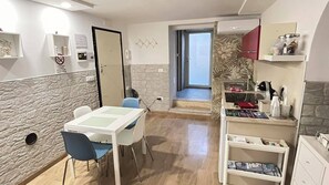 Dining - Cozy house just minutes from downtown Bari, with a kitchen and three beds. (Bari)