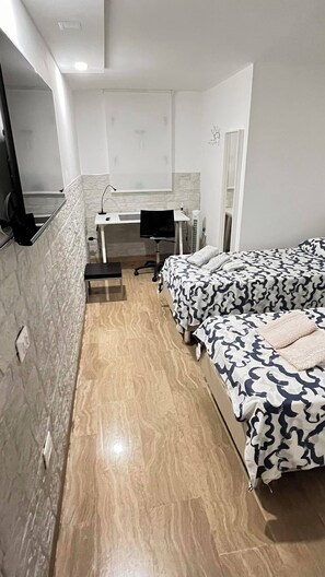 2 bedrooms, WiFi, bed sheets - Cozy house just minutes from downtown Bari, with a kitchen and three beds. (Bari)