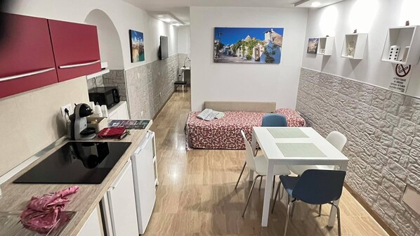 Dining - Cozy house just minutes from downtown Bari, with a kitchen and three beds. (Bari)