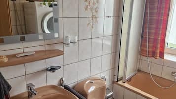 Haartrockner, Handtücher, Seife, Shampoo