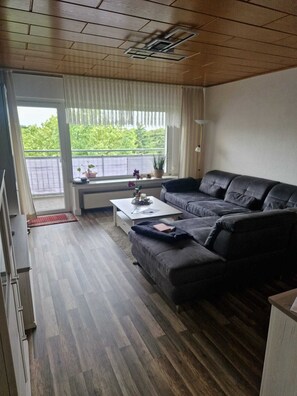 Living area - 70qm 3,5 Zimmer Wohnung mit Balkon Nähe Movie Park Veltins Arena (Gladbeck)