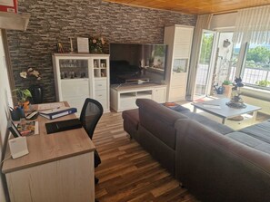 Living area - 70qm 3,5 Zimmer Wohnung mit Balkon Nähe Movie Park Veltins Arena (Gladbeck)