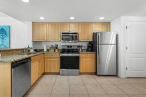 Kjøleskap, mikrobølgeovn, ovn og kokeplater