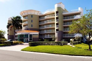 Exterior - Bright 2BR/2BA Condo Near Beach, w Parking & Pool (Treasure Island)