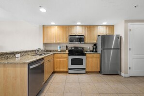 冷蔵庫、電子レンジ、オーブン、コンロ