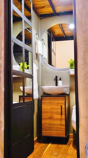 Traditional Apartment | Bathroom - Colonia Suites 722 by Wellcome (Bogotá)