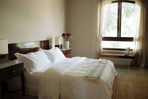 2 habitaciones, escritorio y tabla de planchar con plancha 