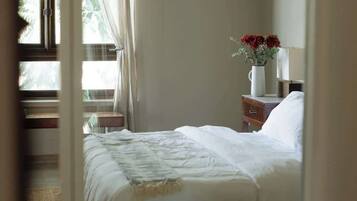 2 bedrooms, desk, iron/ironing board, travel crib