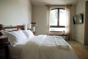 2 slaapkamers, een bureau, een strijkplank/strijkijzer, reisbedje