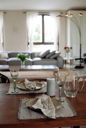 TV, offices - West Hollywood Penthouse: Stylish & Modern Living (West Hollywood)