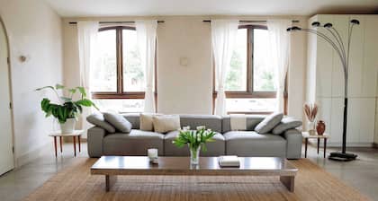 West Hollywood Penthouse: Stylish & Modern Living