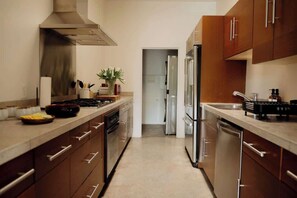 Refrigerador, microondas, horno y lavavajillas
