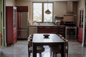 Fridge, oven, stovetop, dishwasher - West Hollywood Apartment: City Views & Balcony (West Hollywood)