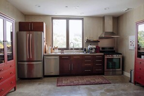 Fridge, microwave, oven, stovetop - West Hollywood Gem: City Views & Balcony (West Hollywood)