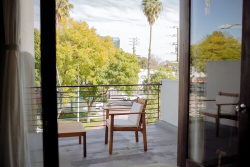 HOLIDAY DISCOUNT: West Hollywood Gem: City Views & Balcony