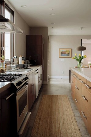 Fridge, microwave, oven, stovetop - Stylish W. Hollywood Apartment with Balcony & Parking (West Hollywood)