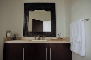 Douche, sèche-cheveux