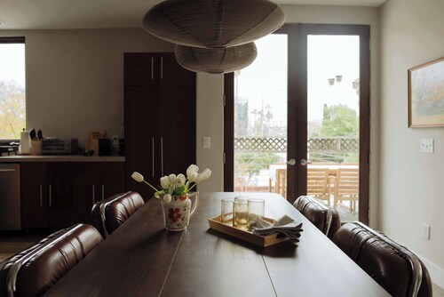 HOLIDAY DISCOUNT: West Hollywood Gem: Stylish 2-Bedroom Apartment