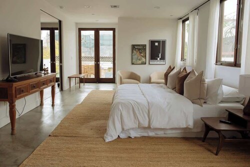 Stylish W. Hollywood Apartment with Balcony & Parking