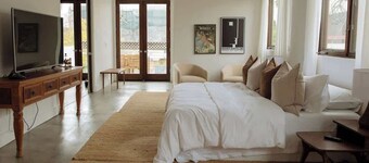 Stylish W. Hollywood Apartment with Balcony & Parking